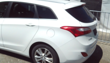 hyundaii30weiss_2.JPG